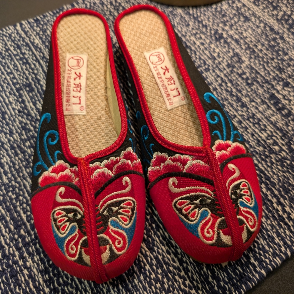 New Without Wear Elegant Embroidered Women's Slippers